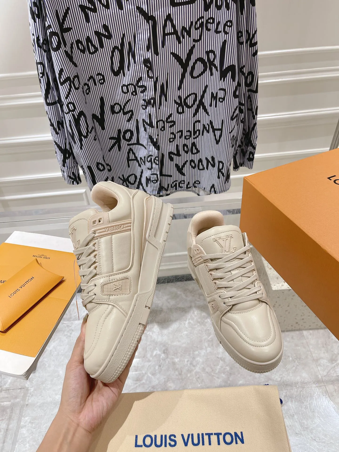 👟👟Ex-factory price 840👟👟 Top version #couple style 2024 hot LV 𝘁𝗿𝗮𝗶𝗻𝗲𝗿 series of the latest couple style sneakers, the quality has been upgraded again, the details are awesome, it just doesn’t look too good! The model was sold out immediately within ten minutes of the official website going on sale. TPU outsole, mold fee is 2w+. The texture is comparable to the original version. The feet are made of polymeter micro-material and breathable British mesh. The details are the same as the original version. Please pay attention to distinguish the currency materials on the market. Size: Female 35-39, Male 39-45M